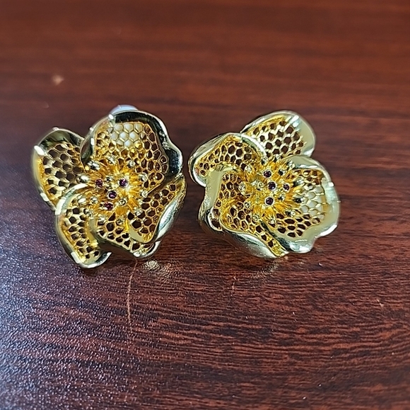 Ivana Trump Vintage Gold Plated large flower shape clip ons - Picture 2 of 4